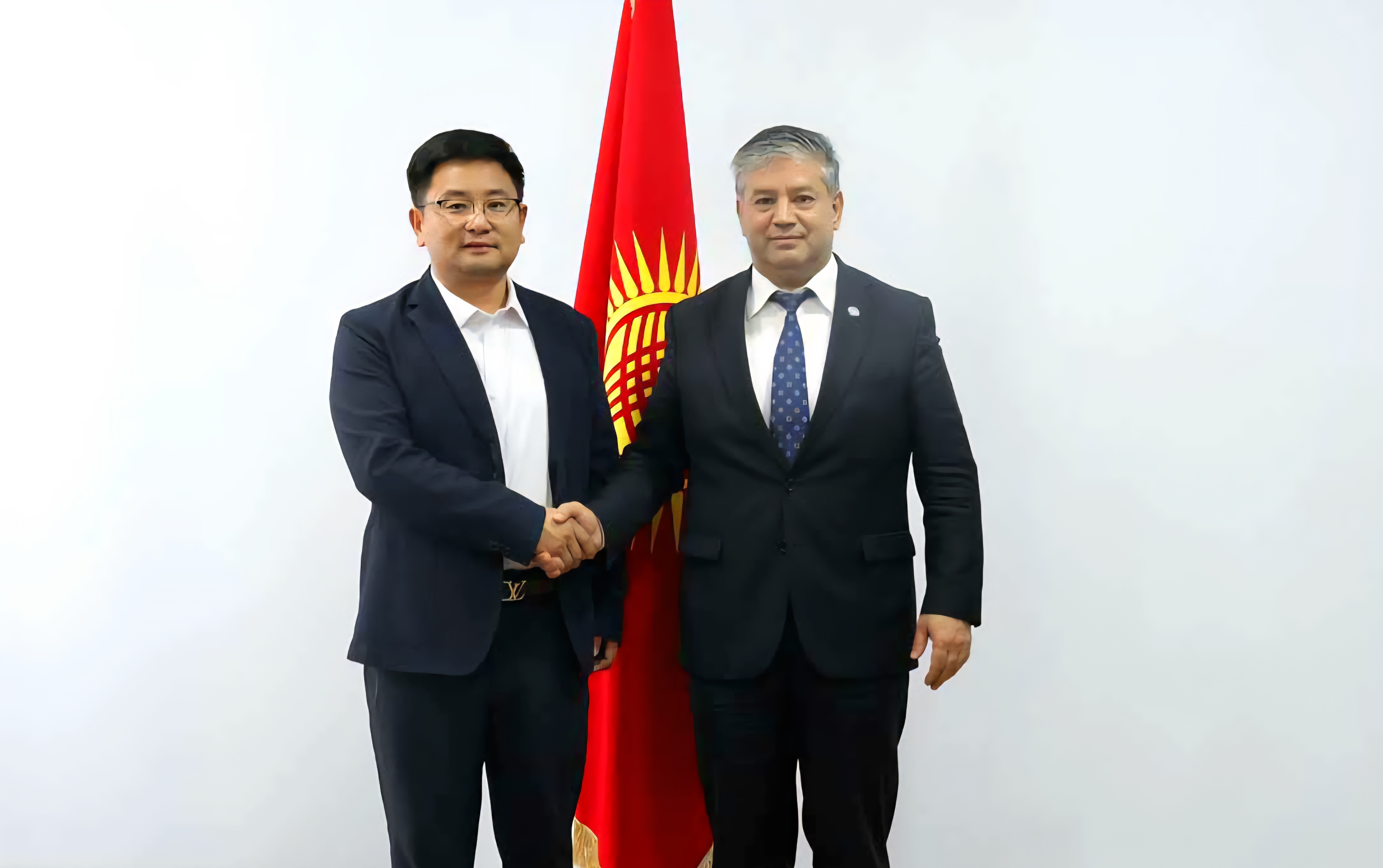 吉爾吉斯斯坦副總理兼社會(huì)保障與移民部部長(zhǎng)拉夫尚別克·薩比羅夫會(huì)見(jiàn)金彩集團(tuán)董事長(zhǎng)張瑞